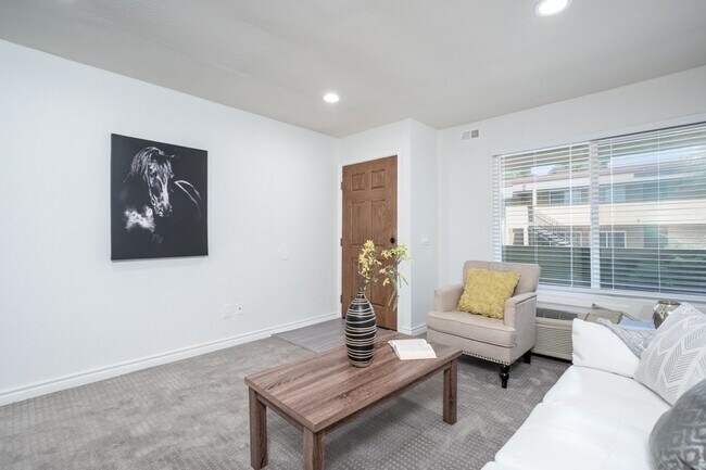 Building Photo - 1681 Bayview Heights Dr Unit 32