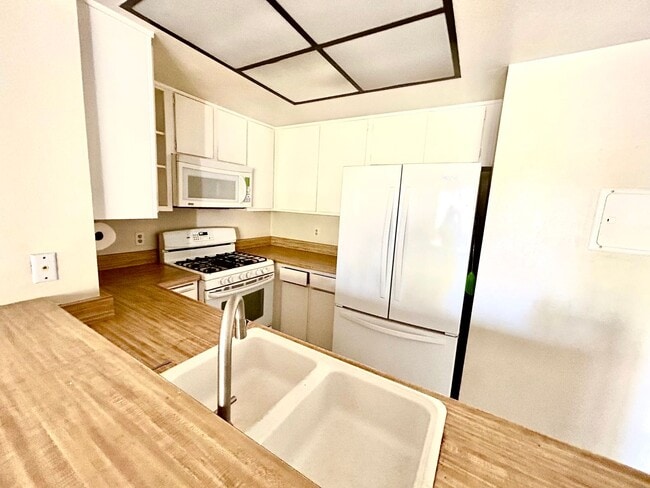 Building Photo - Great location! 2 bed 2 bath Simi Valley condo!