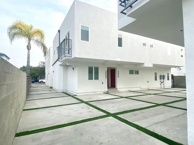 Building Photo - 2409 1/2 Ridgeley Dr Unit #2409 1/2