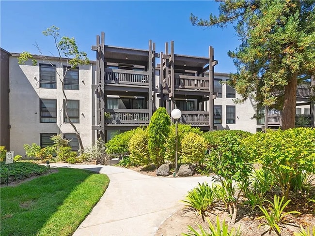Building Photo - Top Floor 2bd/2ba Condo in the Heart of Playa Del Rey!