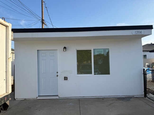 Building Photo - 1204 S Spruce St