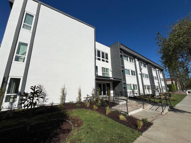 Photo - 5405 Lindley Avenue