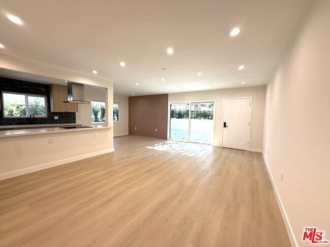 Building Photo - 322 S Swall Dr Unit 1 Rental