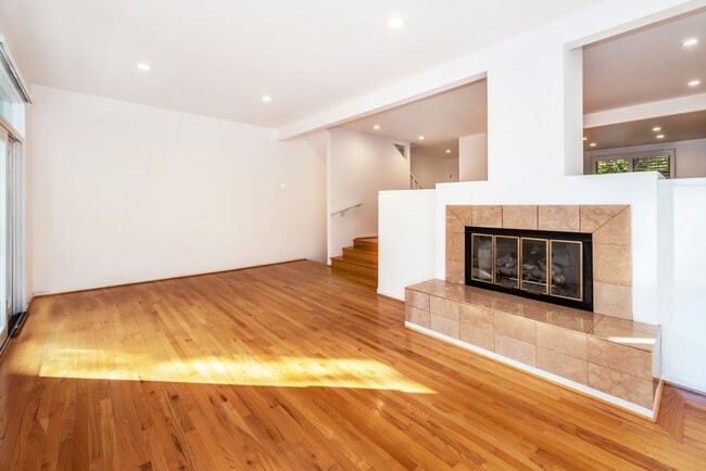 Photo - Spacious 3BD/2.5BA Mesa Townhome! (Walking distance to the beach)