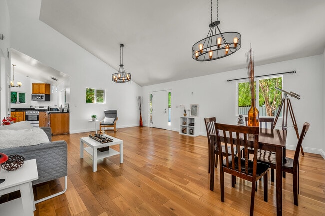 Building Photo - 910 N Hayworth Ave