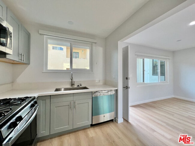 Photo - 903 S Barrington Ave Apartment
