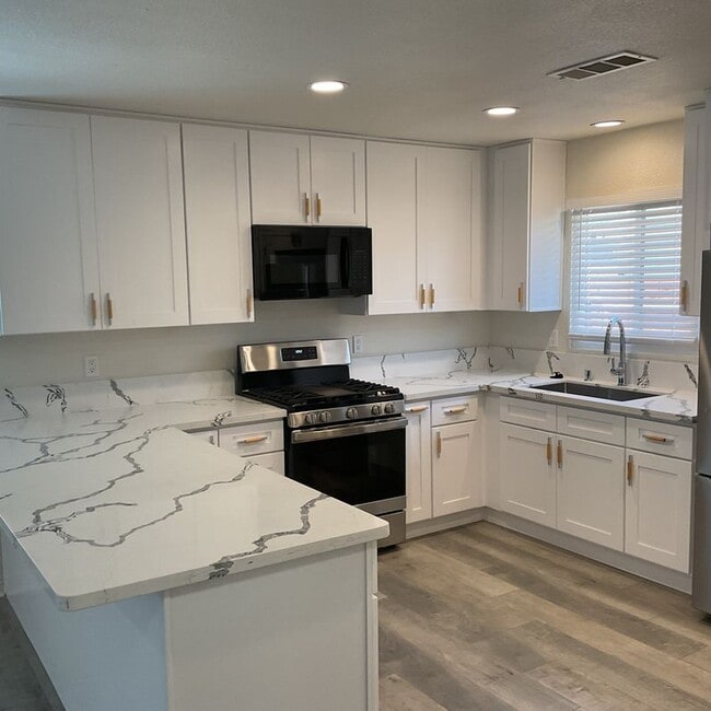 Photo - 816 W G St