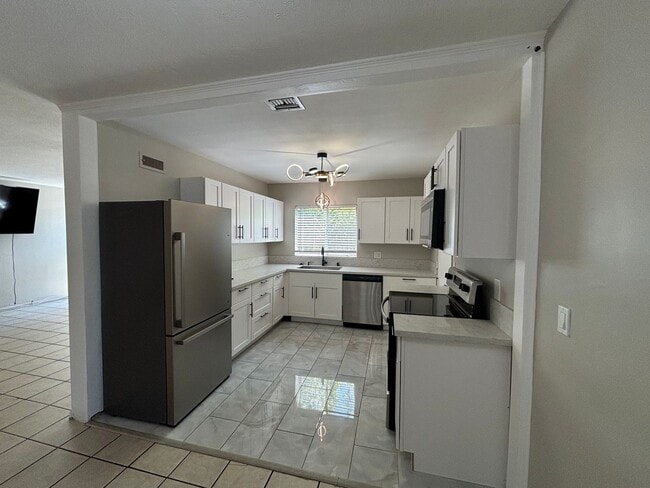 Building Photo - 6 BEDROOM 4 BATHROOM