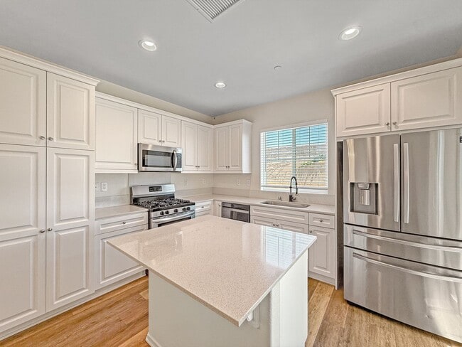 Beautiful 3B/2.5BA Home w/ Turf Backyard! - Beautiful 3B/2.5BA Home w/ Turf Backyard!