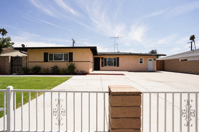 Building Photo - 8840 San Vicente Ave Unit 1