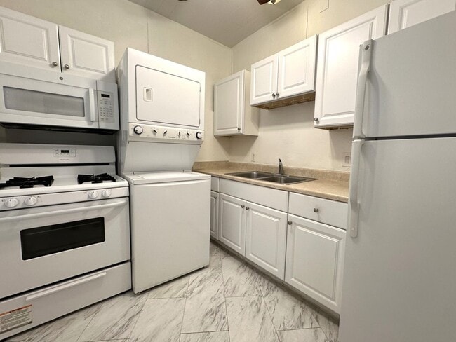Hillcrest 1-Bedroom Duplex w/Parking and L... - Hillcrest 1-Bedroom Duplex w/Parking and L... Apartment Unit 3807