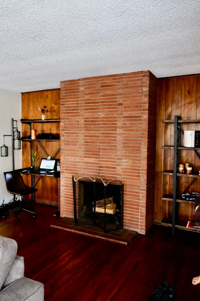 Fireplace - 1925 N Commonwealth Ave Unit 1925
