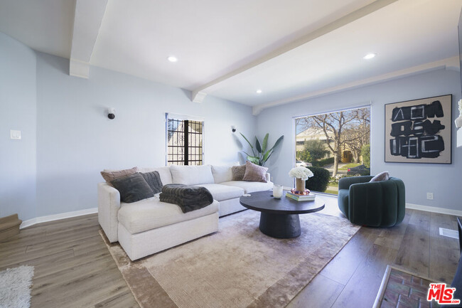 Photo - 1032 Masselin Ave