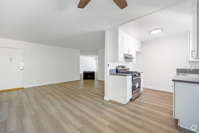 1BD, 1BA - 647SF - Kitchen - Las Palmas Apartments
