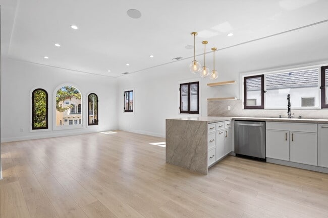 Photo - 341 N Genesee Ave Unit 341