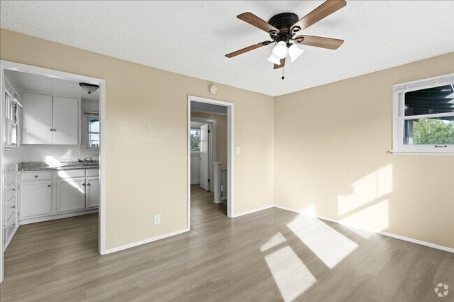 Building Photo - 301 W 14th St Unit 301 1/2 Rental