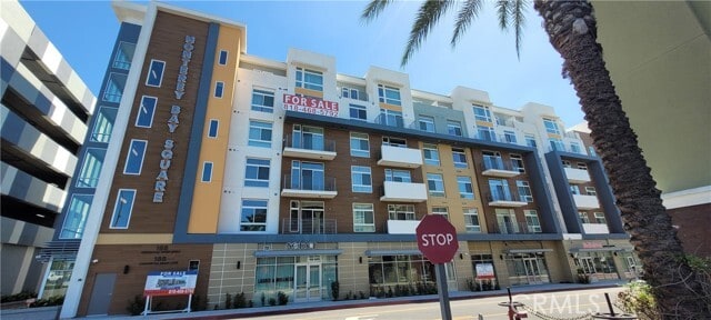 Building Photo - 168 S Monterey St Unit 408