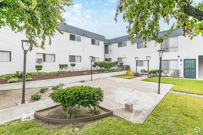 Courtyard - Mar at Laurel