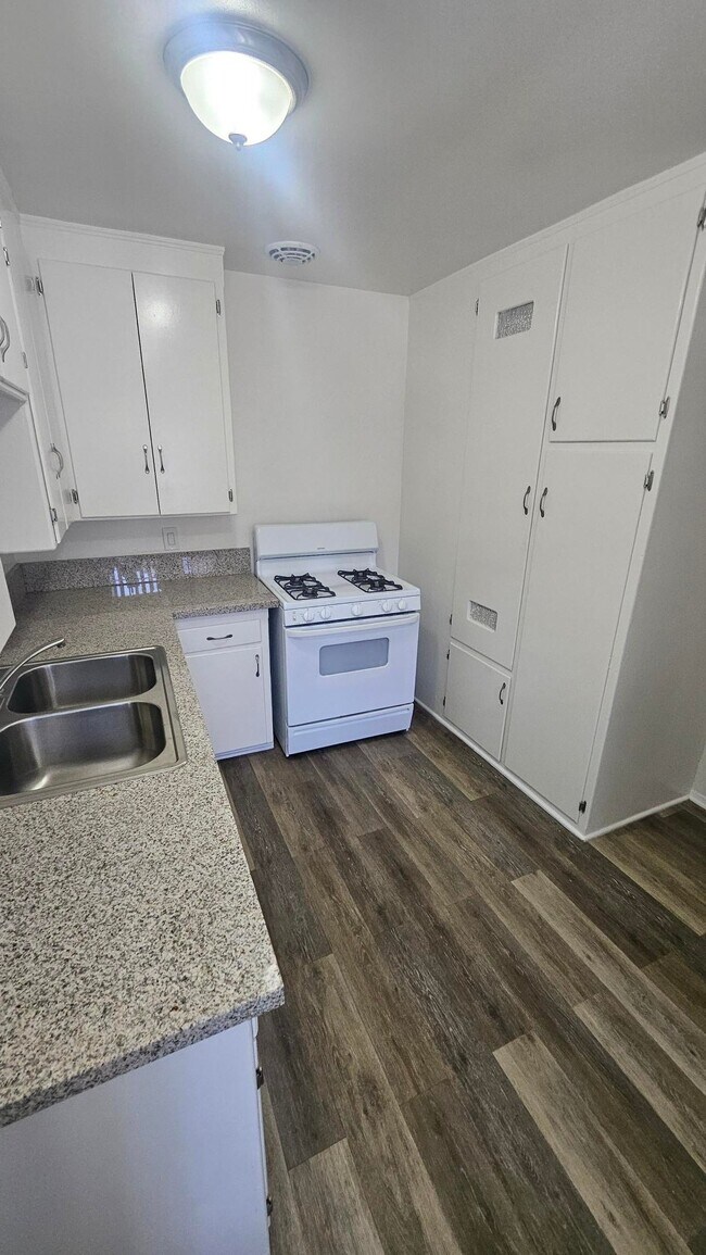 Photo - 11030 Moorpark St Unit B6