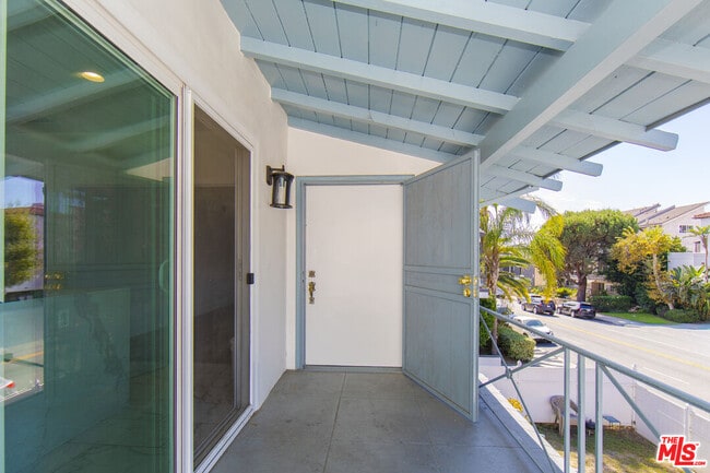 Building Photo - 1040 N Crescent Heights Blvd