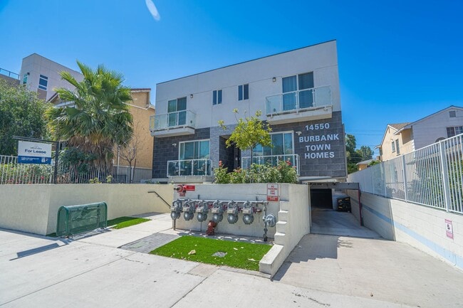 Building Photo - Beautiful 1-Bedroom Condo with an Office Space in Sherman Oaks! Unit 102