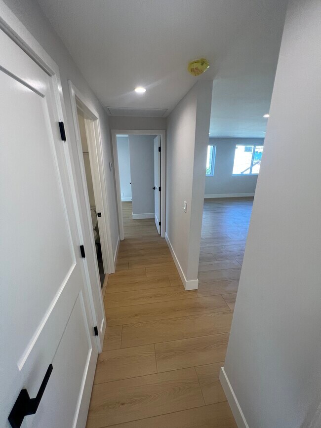 Photo - 847 N Ridgewood Pl