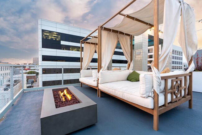 Ultimate Relaxation: Rooftop Cabanas at Riva Apartments Santa Monica - Riva