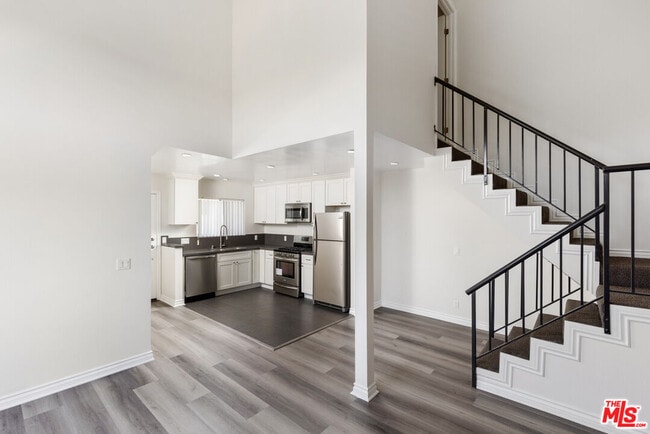 Building Photo - 6212 Fulton Ave Unit 205