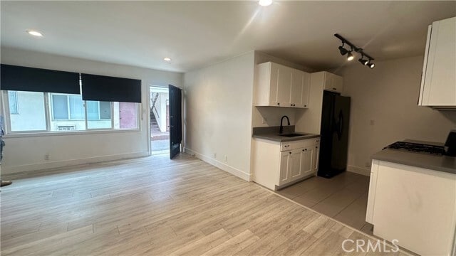 Building Photo - 14222 Calvert St Unit 3
