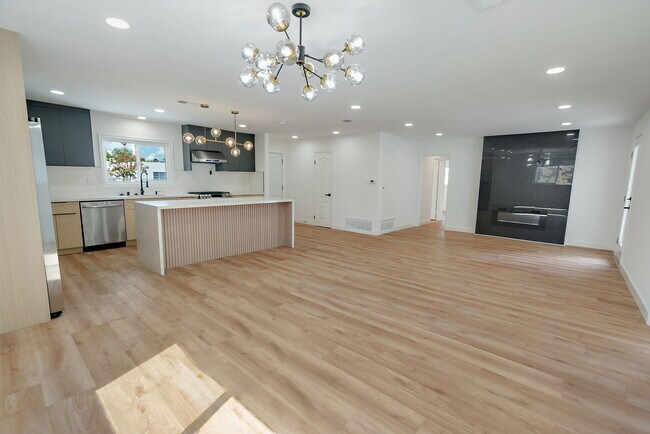 Photo - 5548 Irondale Ave