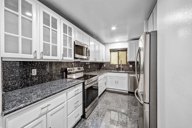 Photo - Spacious End-Unit Hollywood Condo with 2 Parking Spaces Unit 212