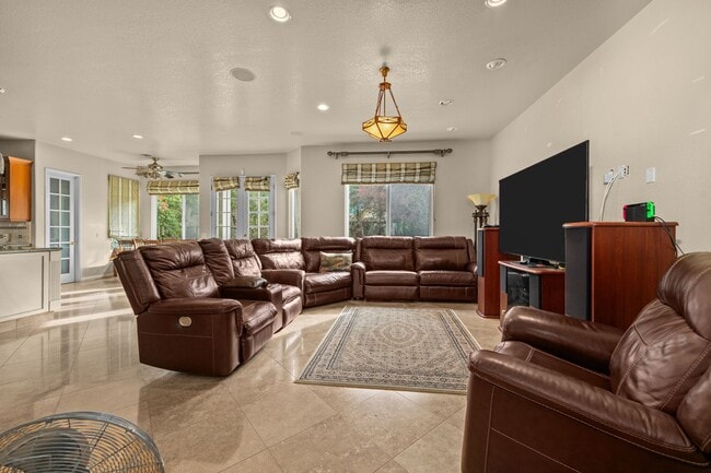 Photo - Expansive estate style home - 5 minute drive to SDSU!