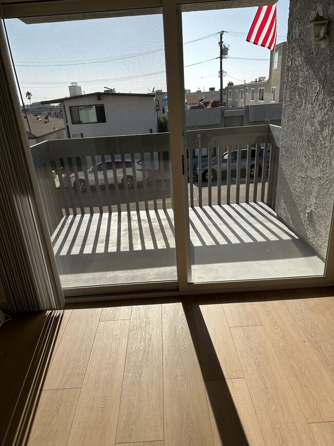 Building Photo - 836 Manhattan Ave Unit A