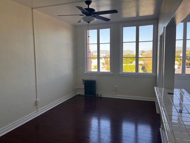 Building Photo - 3005 Main St Unit 309