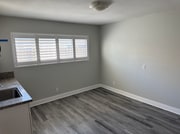 Photo - 8542 Hollister St