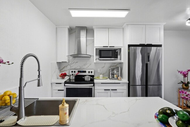 Building Photo - 13050 Dronfield Ave Unit 13050 Dronfield Avenue #5