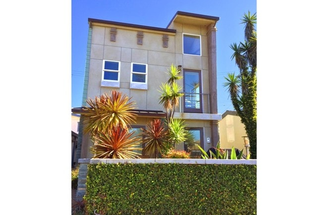 Beautifully landscaped. - 1826 W Balboa Blvd Unit A