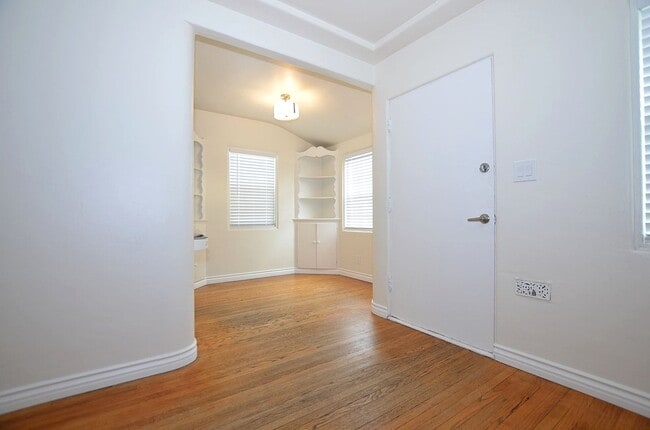 Photo - 1Bd/1Ba Home, large back yard. 1 Car garage.