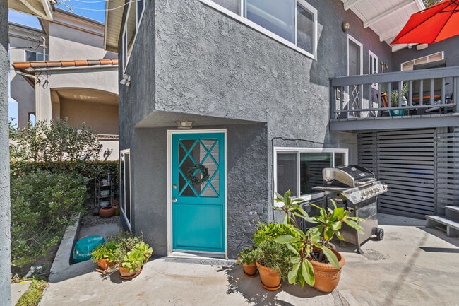 main entrance lower level - 3525 N Poinsettia Ave Unit Manhattan Beach Gem