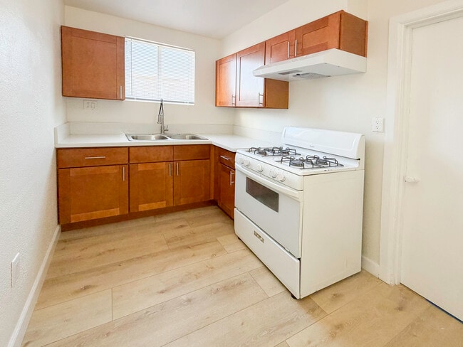 Newly renovated kitchen with quartz countertops - 1722 E Victoria Ave