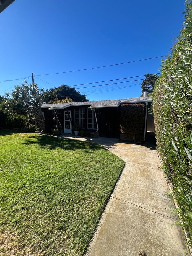 Photo - Charming back Studio