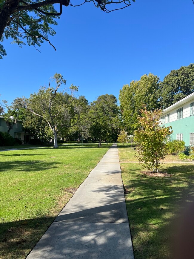 Outdoor grass area - 5458 1/2 Village Grn