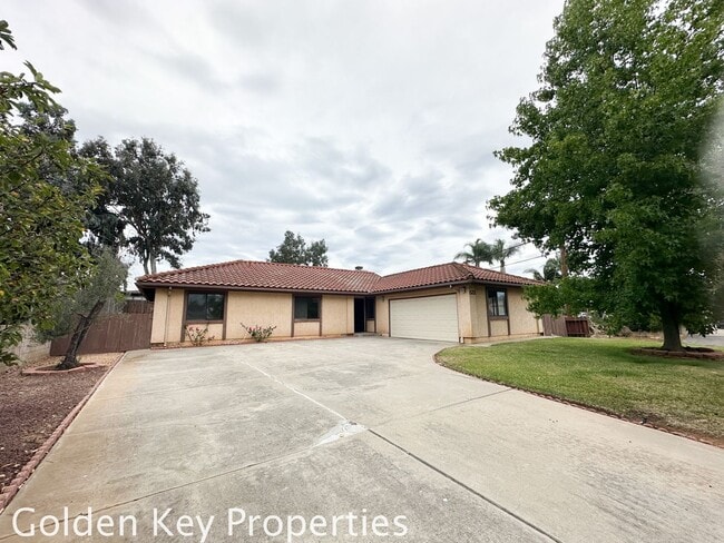 Single-level 4-Bedroom home on a large cor... - Single-level 4-Bedroom home on a large cor...