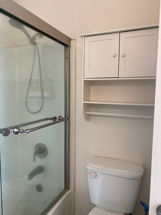 400 bathroom 2 - Manhattan Regency