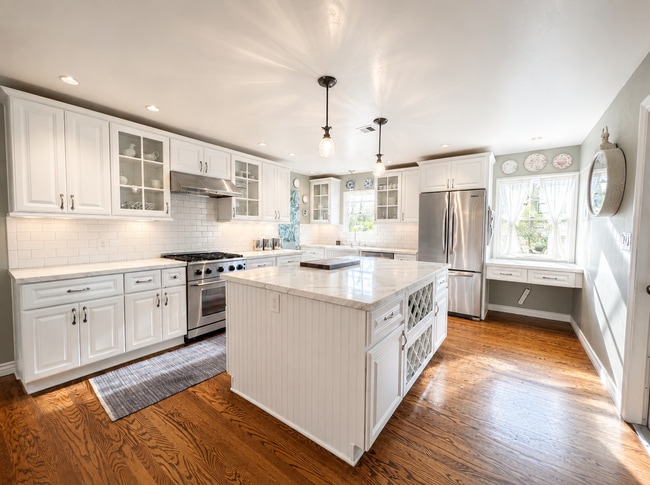 Building Photo - 6 Month Lease only With Furnish Option - Luxury Home! w/ Garage! Large Fenced Backyard! Bike to t...