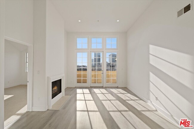 Building Photo - 1225 Armacost Ave Unit 304