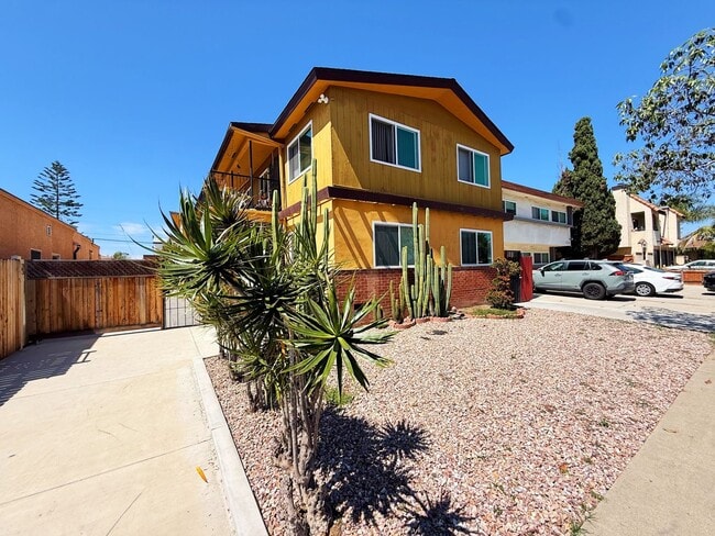 Building Photo - 4348 - 4352 1/2 McClintock St Unit 4348 1/2