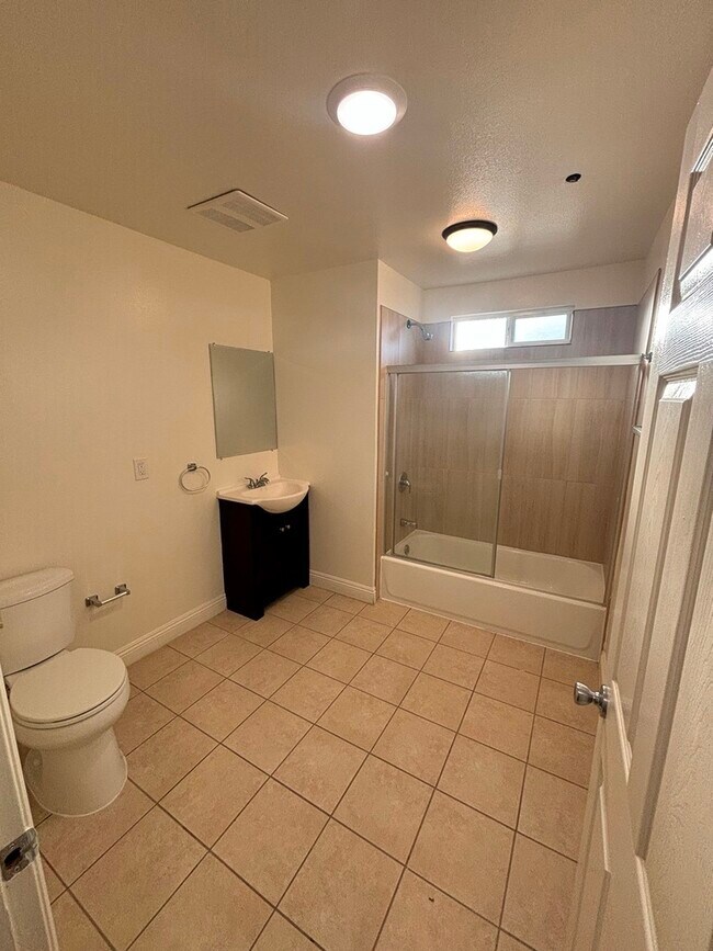 Photo - 1337 W 55th St