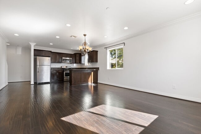 Building Photo - 4 Bed / 3 Bath Townhouse - Across the street from USC Keck Medical Center! Unit 1534 N Soto