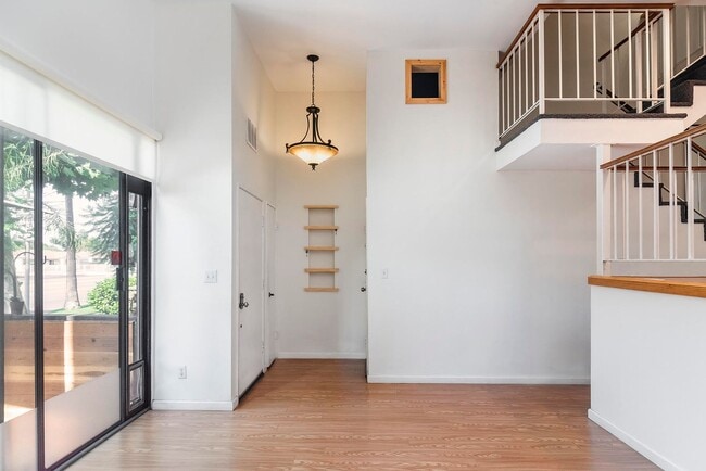 Building Photo - Light Filled 3-Story Townhome in Pool Community Unit Beautiful Townhome in Pool Commy!